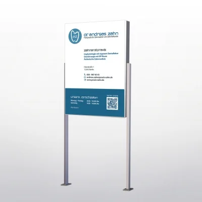 Freistehendes Praxisschild mit LED-Beleuchtung